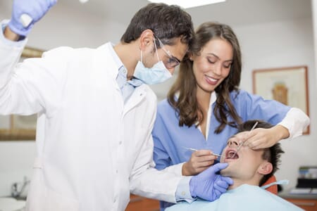 werk tandarts mondhygienist tandartsassistent 550720474